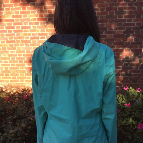 SIZE MED MOUNTAIN HARDWEAR RAINCOAT - Picture 3 of 4
